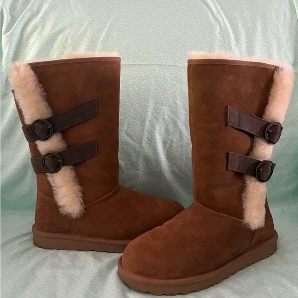 Ugg Aletheia Boots - Picture 1 of 10